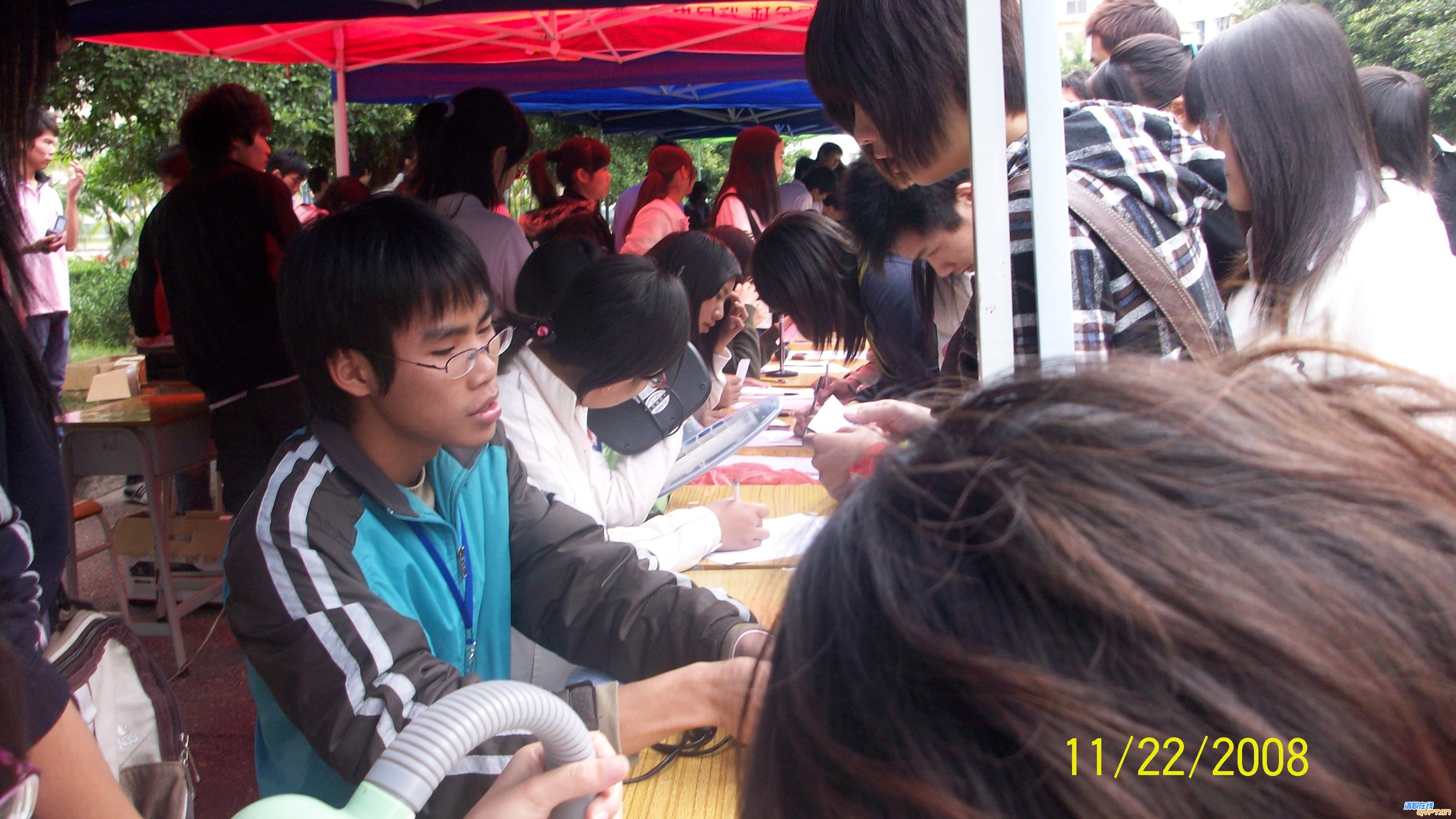 1一大早就有人来登记维修.JPG