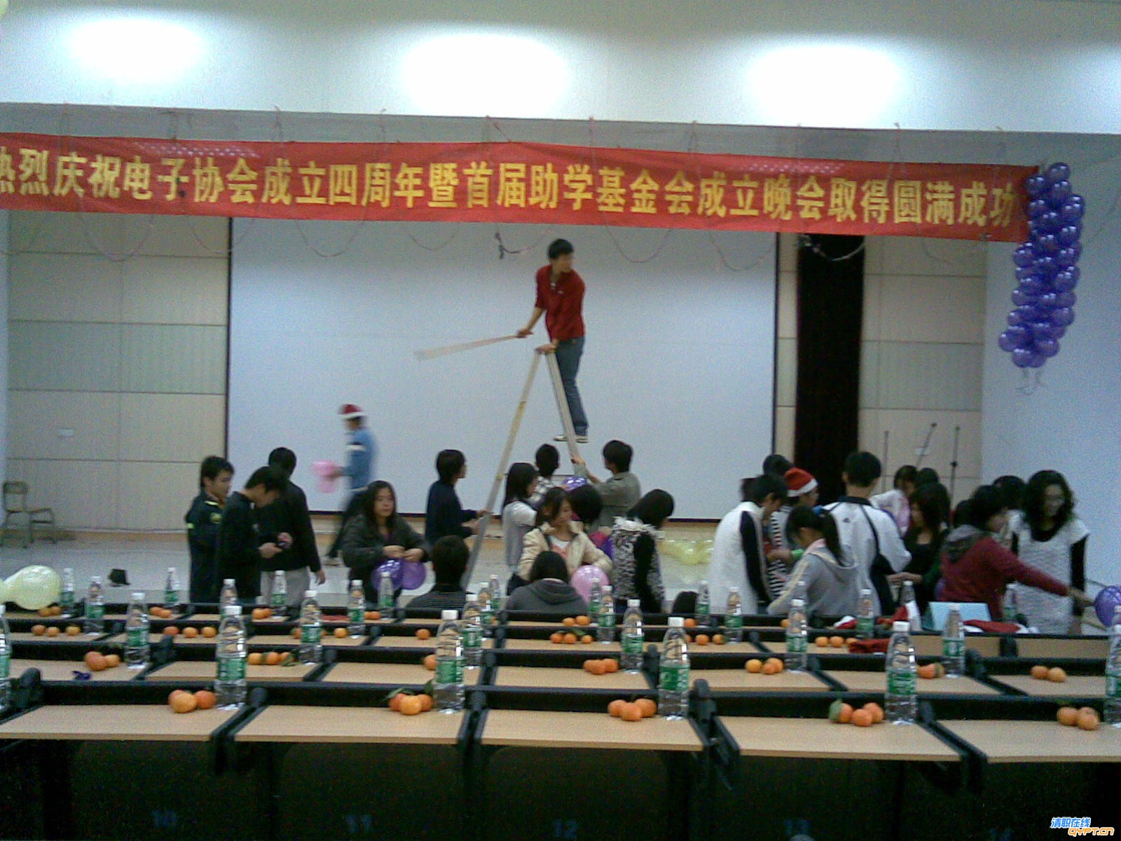 图一我们虽然是08届的，但做起事来不比别人差.jpg