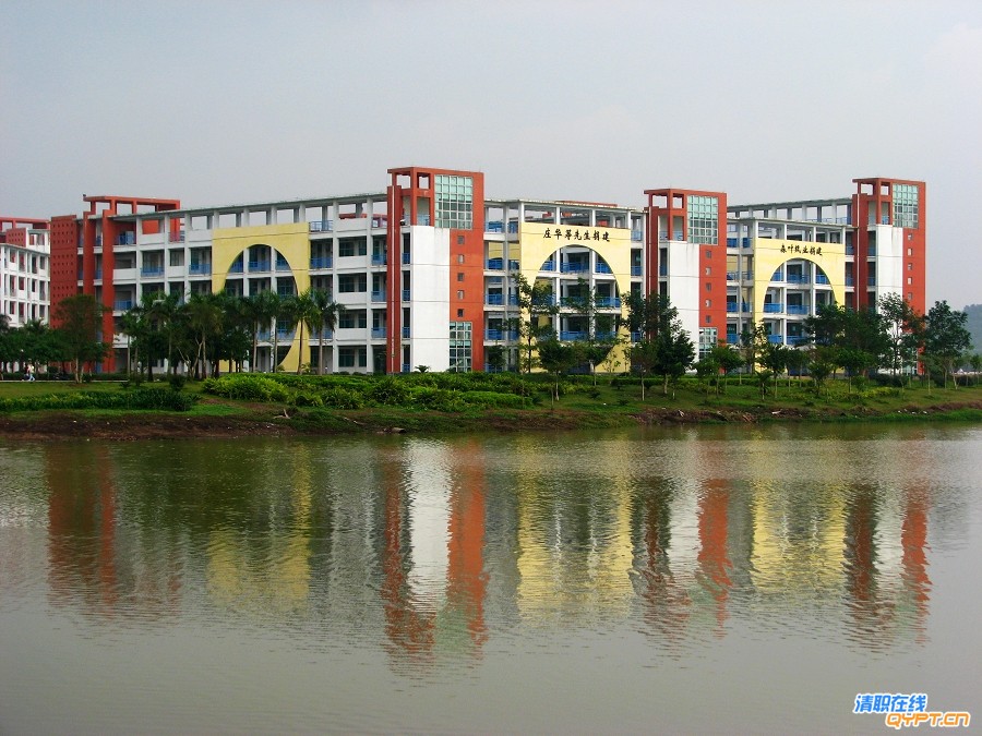 湖边教学楼.jpg