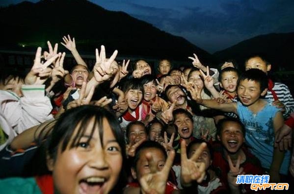 2009年5月5日，四川省广元市青川县马鹿乡小学，孩子们跳起兔子舞，竹竿舞，用快乐的活动方式忘却地震带来的 ...