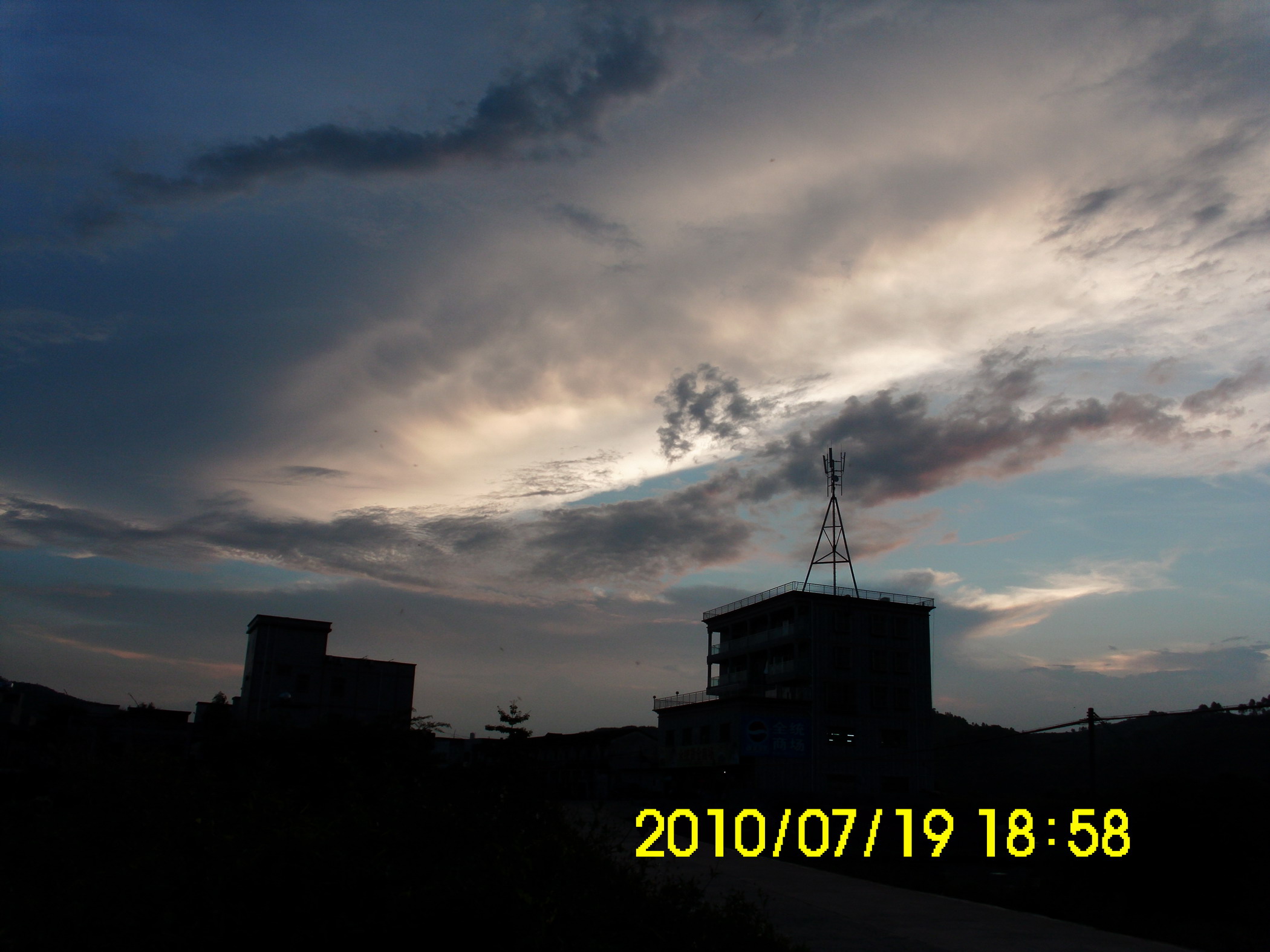 I took photo of it at nightfall. There are some gray clouds in the sky. They are very beautiful.