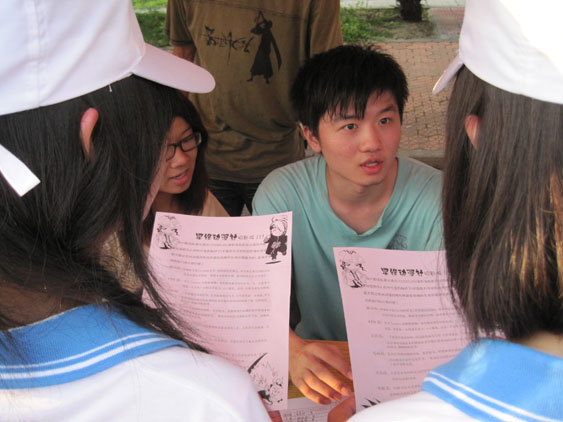忙碌招新中